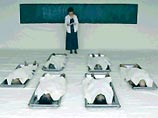 В инсталляции "The class" вокруг Арайи на 10 анатомических столах лежат тела тех, кто назван "студентами", а на сцене в это время читается настоящая лекция по теме конца земного существования и отношениям, которые каждый имеет с потусторонним миром