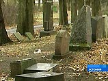 Неизвестные вандалы опрокинули и разрушили на Военном кладбище в Таллине 69 плит на захоронениях советских солдат.