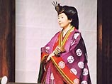 Одетая в пурпурное кимоно из двенадцати слоев с зелеными и оранжевыми оттенками, 36-летняя принцесса принесла извинения божествам и духам прежних императоров, а затем совершила церемонию благодарения родителей (текэн но ги)