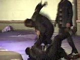 В конце сентября несколько граждан стали свидетелями того, как двое подростков во дворе областной больницы жестоко избивали мужчину без определённого места жительства. К приезду милиции они успели скрыться, сбежал и сам потерпевший В конце сентября несколько граждан стали свидетелями того, как двое подростков во дворе областной больницы жестоко избивали мужчину без определённого места жительства. К приезду милиции они успели скрыться, сбежал и сам потерпевший
