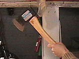 24 января 2005 года, убедившись, что чиновник находится дома один, банда, вооружившись топорами, отправилась на преступление 24 января 2005 года, убедившись, что чиновник находится дома один, банда, вооружившись топорами, отправилась на преступление