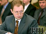 Когда Арсений Яценюк приступил к докладу законопроекта, народные депутаты из фракции коммунистов ринулись в ложу Кабмина и отняли у Яценюка микрофоны