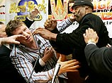 Российский боксер подрался со своим соперником на пресс-конференции Российский боксер подрался со своим соперником на пресс-конференции