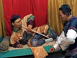 Первый экспонат. На низкой кушетке, покрытой циновкой, полулежал восковой китаец в расшитых золотом одеждах и почему-то грязных белых спортивных носках. Левой рукой китаец держал длинную бамбуковую трубку Первый экспонат. На низкой кушетке, покрытой циновкой, полулежал восковой китаец в расшитых золотом одеждах и почему-то грязных белых спортивных носках. Левой рукой китаец держал длинную бамбуковую трубку