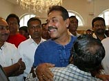 На состоявшихся в минувший четверг выборах президента Шри-Ланки победу, по официальным данным, одержал нынешний премьер-министр страны Махинда Раджапаксе