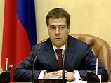 Это совещание проходило в том же зале Белого дома, где обычно проходят заседания всего правительства, и Медведев занял кожаное кресло премьер-министра России Михаила Фрадкова