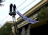 Как сообщалось, утром в пятницу недоумевающие жители города обнаружили на улицах громадные плакаты: "Доброго пути", "Впереди кладбище", "Кто могильщик?" Как сообщалось, утром в пятницу недоумевающие жители города обнаружили на улицах громадные плакаты: "Доброго пути", "Впереди кладбище", "Кто могильщик?"