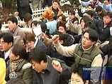 Несколько десятков человек проехали на автомашинах по центральным улицам японской столицы, выкрикивая лозунги в громкоговорители, в том числе недалеко от отеля, где остановились представители российской делегации