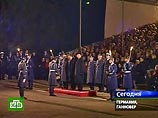 Прощальный вечер с участием 600 гостей начался в 20:00 (22:00 мск) исполнением военными горнистами "Вечерней зари" на ратушной площади в родном городе уходящего канцлера Ганновере Прощальный вечер с участием 600 гостей начался в 20:00 (22:00 мск) исполнением военными горнистами "Вечерней зари" на ратушной площади в родном городе уходящего канцлера Ганновере