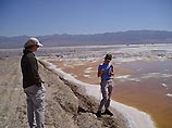 Исследователь экстремофил. Группа геологов изучает грязевые озера в Калифорнии, где они проводят исследования микроорганизмов, называемых экстремофилами, которые способны поглощать мышьяк