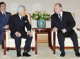 Приветствуя императора, Путин подчеркнул важность того, что его визит состоялся в год 150-летия установления межгосударственных отношений между Россией и Японией