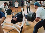В британских спортзалах мужчин с волосатыми подмышками просят носить футболки В британских спортзалах мужчин с волосатыми подмышками просят носить футболки