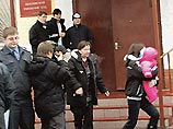 В Люблинском суде по уголовным делам в понедельник состоялось первое заседание по скандальному делу 11-летней мамы Вали Исаевой, которая 8 июля родила дочь от 22-летнего гастарбайтера Хабибулы, пишет "Комсомольская правда"