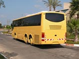 Каждый такой "автобус-броненосец", созданной по заказу и при участии министерства обороны Израиля, стоит около 400 000 долларов