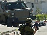 Как сообщает Haaretz, в среду в город вошло более 70 армейских джипов и 25 БМП. Через громкоговорители военные объявляли о начале спецоперации