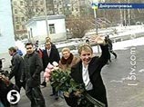 Школьники Днепропетровска проверили подлинность косы Тимошенко и подарили ей булаву