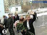 Школьники Днепропетровска проверили подлинность косы Тимошенко и подарили ей булаву Школьники Днепропетровска проверили подлинность косы Тимошенко и подарили ей булаву