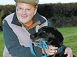 В Великобритании глухой и слепой на один глаз лабрадор принес на прогулке хозяину-пенсионеру ручную гранату (ФОТО)