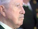 Для одних этот больной старик - кровавый диктатор, для других - президент, при котором чилийская экономика после долгих лет упадка вышла на поступательный и динамичный путь развития Для одних этот больной старик - кровавый диктатор, для других - президент, при котором чилийская экономика после долгих лет упадка вышла на поступательный и динамичный путь развития