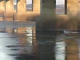 "Мы опасаемся, что токсичные вещества останутся в реке, поскольку сейчас Сунгари начинает замерзать и образующийся лед может содержать вредные вещества. Эта опасность сохранится до весны следующего года", - подчеркнул мэр города Ши Чжунсинь "Мы опасаемся, что токсичные вещества останутся в реке, поскольку сейчас Сунгари начинает замерзать и образующийся лед может содержать вредные вещества. Эта опасность сохранится до весны следующего года", - подчеркнул мэр города Ши Чжунсинь