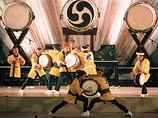 Taikoza - одна из самых востребованных и на сегодняшний день самая известная группа японских барабанщиков "тайко". "Тайко" - по-японски означает "большой барабан, который издает звуки, похожие на раскаты грома и нежное журчание ручейка одновременно" Taikoza - одна из самых востребованных и на сегодняшний день самая известная группа японских барабанщиков "тайко". "Тайко" - по-японски означает "большой барабан, который издает звуки, похожие на раскаты грома и нежное журчание ручейка одновременно"