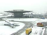 Обрушившийся на московский регион снегопад стал причиной перехода двух столичных аэропортов "Домодедово" и "Шереметьево" в режим работы "по фактической погоде"