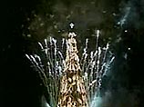 Фейерверком из праздничного салюта и водяных струй в субботу в Рио-де-Жанейро зажглась огнями самая высокая в мире рождественская ель
