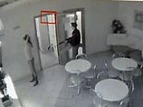 "По нашим данным, в заложники были взяты 5 человек, сотрудников телекомпании. Никто из них не пострадал. На месте происшествия изъяты две гильзы и три пули от карабина калибра 7,62 мм", - сказал старший помощник прокурора Свердловской области Яксон "По нашим данным, в заложники были взяты 5 человек, сотрудников телекомпании. Никто из них не пострадал. На месте происшествия изъяты две гильзы и три пули от карабина калибра 7,62 мм", - сказал старший помощник прокурора Свердловской области Яксон