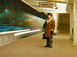 В пятницу вечером на станции "Кунцевская" Филевской линии столичного метро под колесами электропоезда погиб человек. По предварительным данным, погибший сам бросился под колеса электропоезда. Его личность устанавливается В пятницу вечером на станции "Кунцевская" Филевской линии столичного метро под колесами электропоезда погиб человек. По предварительным данным, погибший сам бросился под колеса электропоезда. Его личность устанавливается