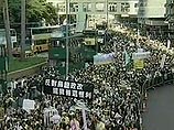 Десятки тысячи гонконгцев вышли на демонстрацию, требуя проведения свободных и прямых выборов