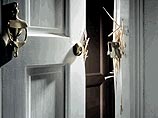 Следует отметить, что, по статистике, в 29% краж проникновения воров в квартиру совершаются путем взлома входной двери