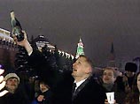 Москвичи и гости столицы, решившие встретить Новый год на Красной площади, не смогут под бой курантов выпить шампанское, так как пройти в новогоднюю ночь на главную площадь страны со спиртными напитками будет нельзя Москвичи и гости столицы, решившие встретить Новый год на Красной площади, не смогут под бой курантов выпить шампанское, так как пройти в новогоднюю ночь на главную площадь страны со спиртными напитками будет нельзя