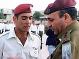 Министр обороны Израиля Шауль Мофаз в понедельник прибыл с вещами в военкомат. Вещмешок с нехитрыми солдатскими принадлежностями он собрал не для себя, а для сына Итамара, который начинает службу в армии