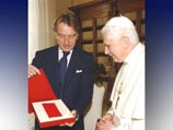 Бенедикт XVI получил в дар от компании Ferrari чек на 950 тысяч евро 