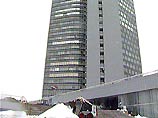 В преддверии новогодних праздников в здании столичной мэрии на Новом Арбате установили чудо техники "икромет" -автомат, из внутренностей которого можно получить красную икру - в баночках по 100, 140, 200 и 300 граммов В преддверии новогодних праздников в здании столичной мэрии на Новом Арбате установили чудо техники "икромет" -автомат, из внутренностей которого можно получить красную икру - в баночках по 100, 140, 200 и 300 граммов