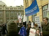 В 2 часа дня около памятника героям Плевны собрались члены Объединенного гражданского фронта, которые стали организаторами акции, а также представители других демократических сил