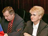 Представляя документ, председатель комитета верхней палаты по социальной политике Валентина Петренко сообщила, что целью этих изменений является реализация концепции демографического развития России на период до 2015 года Представляя документ, председатель комитета верхней палаты по социальной политике Валентина Петренко сообщила, что целью этих изменений является реализация концепции демографического развития России на период до 2015 года