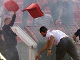Турецкие футбольные фанаты устроили погром в прямом эфире