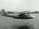 Холл во время войны служил в составе команды гидросамолета "Каталина" класса PBY-5 американских ВМС. 14 июня 1942 года "Каталина" вылетела с острова Кодьяк на Аляске на боевое задание - атаковать японские военные объекты в бухте Киска