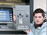 17-летний Люк Бриджес заметил группу подозрительных людей недалеко от банкомата. После этого подросток сорвал с него замаскированное электронное устройство, предназначенное для считывания информации о платежной карточке клиента (номера карточки и пин-кода