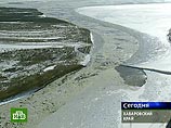 Пробы воды Сунгари берутся российскими и китайскими экологами каждые два часа. Затем информация передается в Харбин и Хабаровск Пробы воды Сунгари берутся российскими и китайскими экологами каждые два часа. Затем информация передается в Харбин и Хабаровск