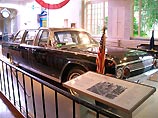 Наибольший интерес покупателей привлекли два флажка, которые украшали президентский лимузин в день убийства Кеннеди в Далласе (штат Техас) 22 ноября 1963 года