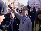 Сначала 4 ноября более тысячи националистов прошли по одной из центральных улиц Москвы, некоторые из них - с расистскими плакатами в руках
