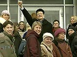 Несколько десятков нацболов поздравили Путина с Днем госбезопасности, захватив здание Никулинского суда