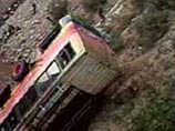 В Перу автобус упал в ущелье глубиной 200 метров    Крупная автокатастрофа произошла в Перу. В результате падения автобуса в ущелье глубиной 200 метров по меньшей мере 14 человек погибли и 40 ранены, сообщают перуанские СМИ