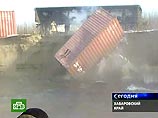 С помощью вертолётов Ми-26 и Ми-8 МЧС России были перекрыты последние открытые восемь метров протоки Казакевича, где отмечалось особенно сильное течение С помощью вертолётов Ми-26 и Ми-8 МЧС России были перекрыты последние открытые восемь метров протоки Казакевича, где отмечалось особенно сильное течение