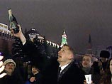 В новогоднюю ночь главной площадкой праздника станет Красная площадь, где в 23:00 начнется представление "Бьют часы на Спасской башне!"