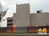 В США двое охранников отстранены от должности после побега серийного насильника В США двое охранников отстранены от должности после побега серийного насильника