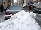 Московские власти обещают полностью очистить город от снега к воскресенью