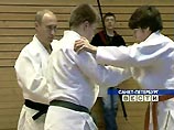 Путин и Ямасито провели мастер-класс по дзюдо. Во время мастер-класса Путин в качестве мастера спорта по дзюдо помогал ученикам школы отрабатывать различные приемы борьбы